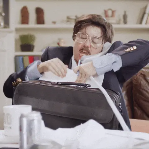 현장 업무 중 전화를 바로 받기 어려운 상황을 표현한 움직이는 이미지